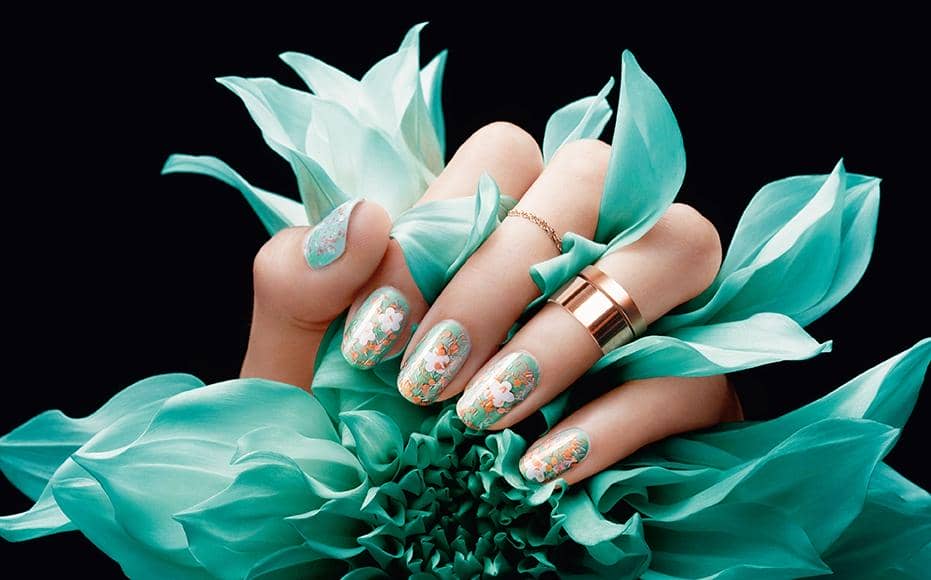 Floral manicure