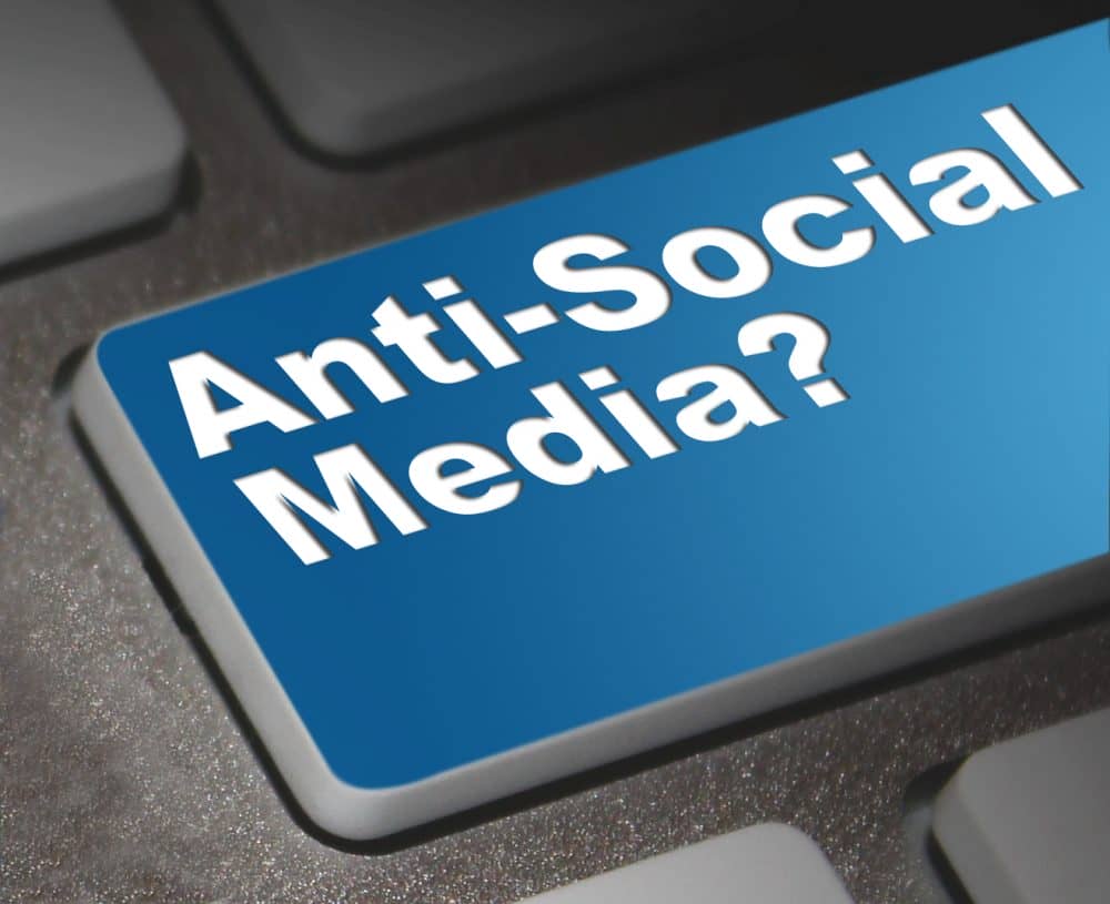 Τα social media μας κάνουν αντικοινωνικούς και εσωστρεφείς;