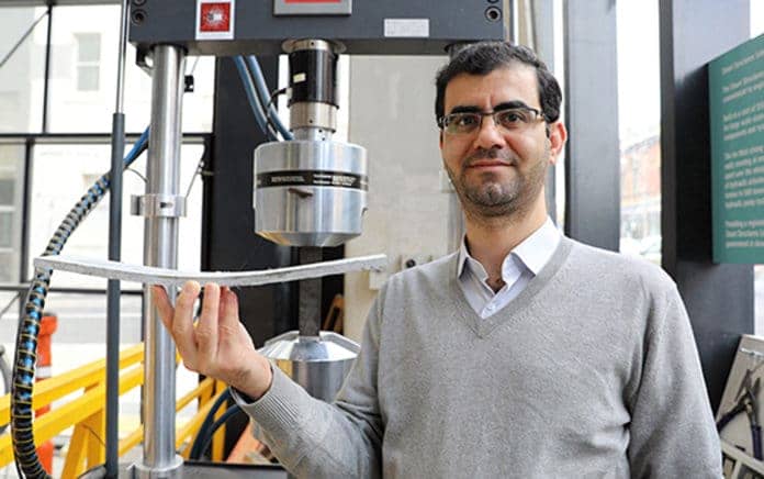 Dr Behzad Nematollahi με ένα δείγμα του νέου σκυροδέματος που αναπτύχθηκε στο Swinburne. Credit: Πανεπιστήμιο Swinburne