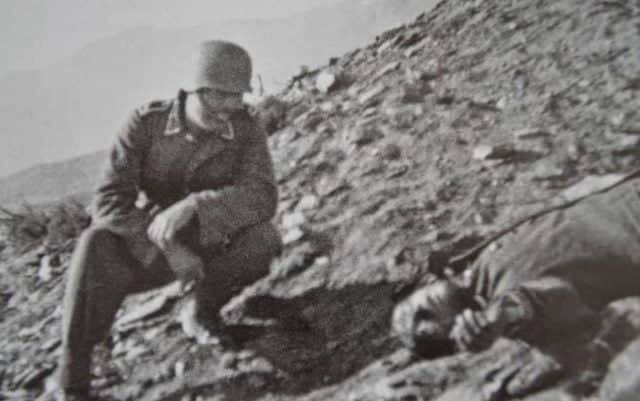 Πηγή εικόνας: Enikos.gr | Ο Δημήτριος Ίτσιος νεκρός σε φωτογραφία με Γερμανό στρατιώτη