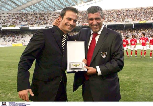 Πηγή φωτογραφίας: www.aekfc.gr | Ο Ντέμης Νικολαΐδης και ο Πορτογάλος προπονητής Φερνάντο Σάντος, σπουδαίες μορφές της ΑΕΚ.