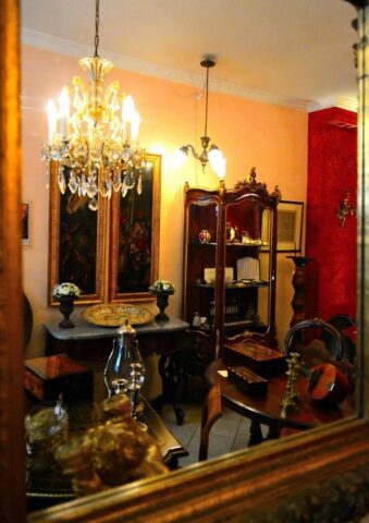 VITHOULKAS ANTIQUES