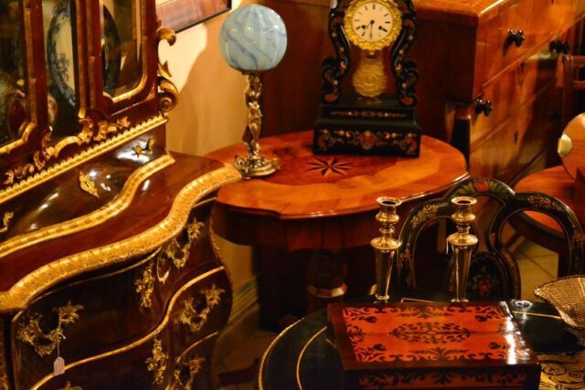 Βυθούλκας Γιώργος Vithoulkas Antiques