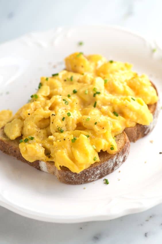 Scrambled eggs σε τοστ , πρωινό στο lockdown