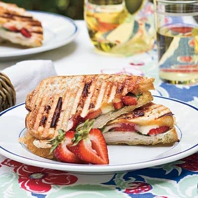 club sandwich με φρούτα , πρωινό στο Lockdown
