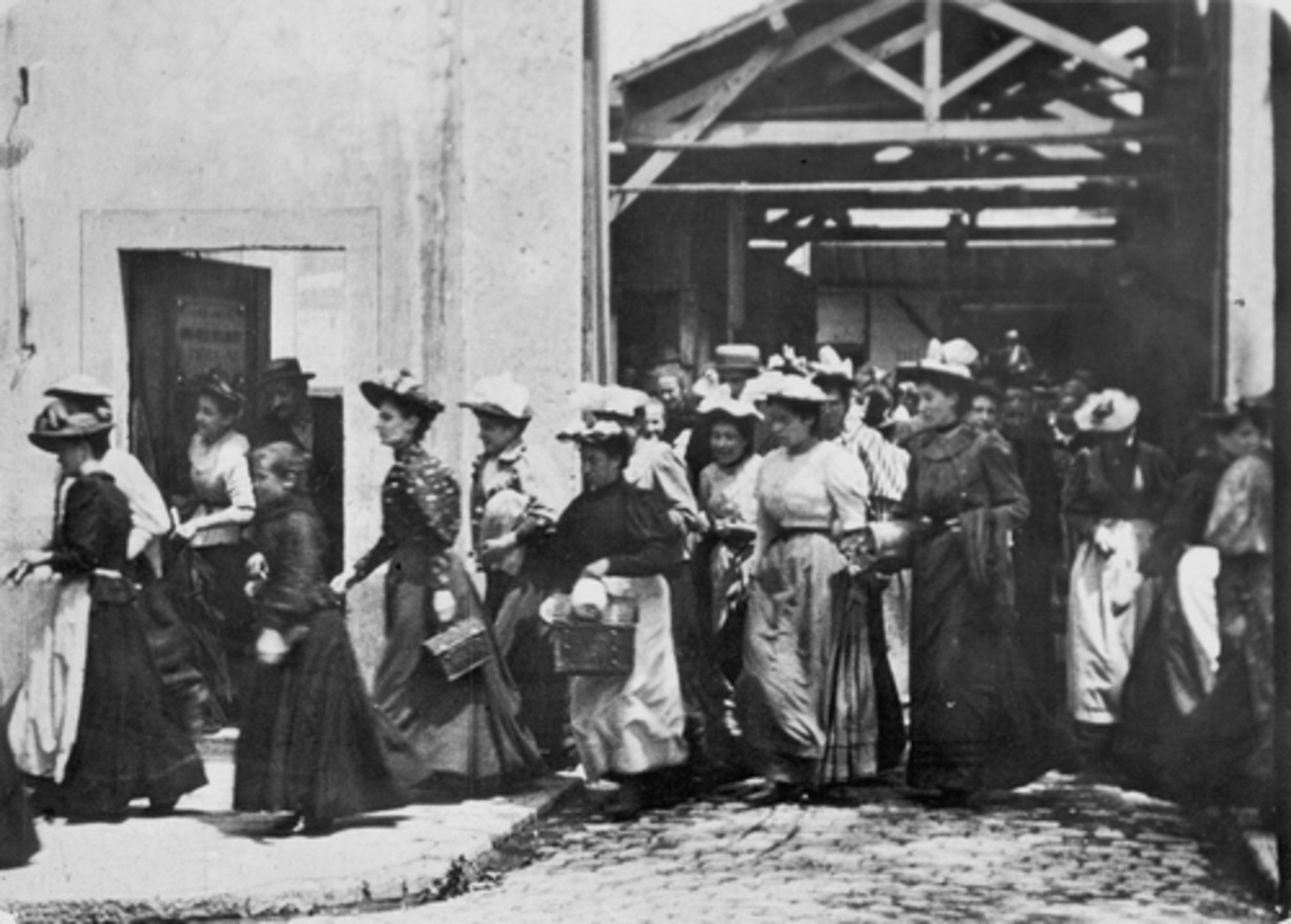 La sortie de l'usine Lumière à Lyon
