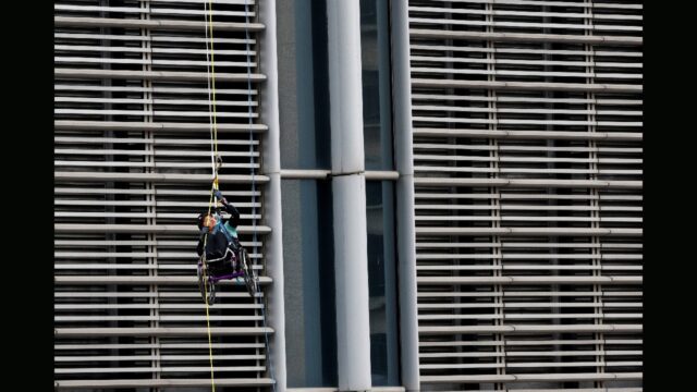 Ορειβάτης αναρριχήθηκε σε ουρανοξύστη στο Χονγκ Κονγκ με το αναπηρικό του αμαξίδιο 