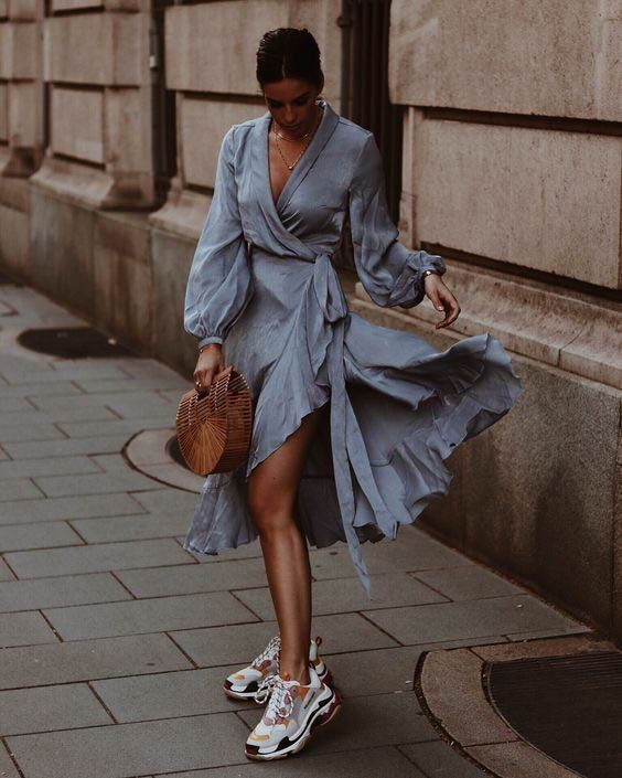 Φόρεμα με sneakers