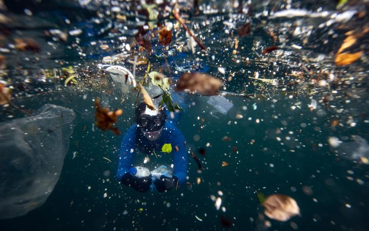 θάλασσα γεμάτη σκουπίδια