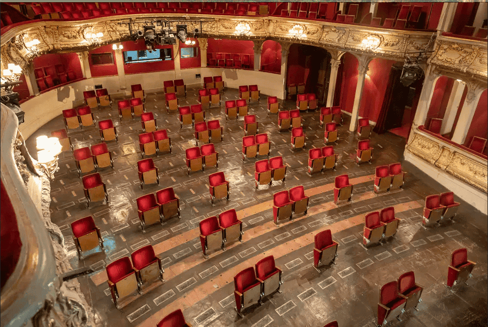 Το θέατρο ΔΕΝ έρχεται σπίτι μας/Berlin Theater. Πηγή Εικόνας: www.afar.com