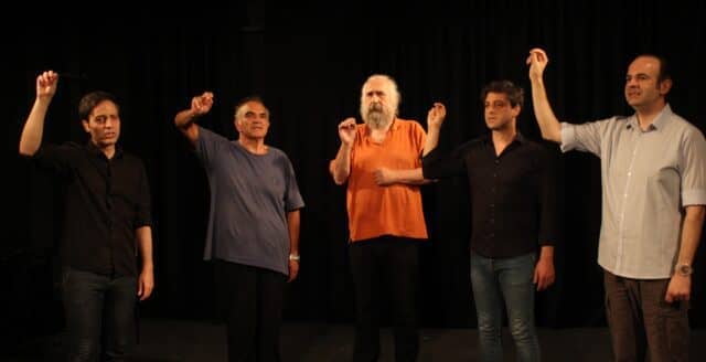 Πέντε άντρες ηθοποιοί σε πρόβα που ποζάρουν για το δελτίο τύπου της παράστασης "Καραϊσκάκης: Ὁ παρεξηγημένος ἥρωας" για το Θέατρο Πέτρας.