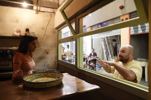 Ένα διαφορετικό από τα συνηθισμένα καφέ-μπαρ έχει ανοίξει τις πόρτες του σε μια στοά της Θεσσαλονίκης.