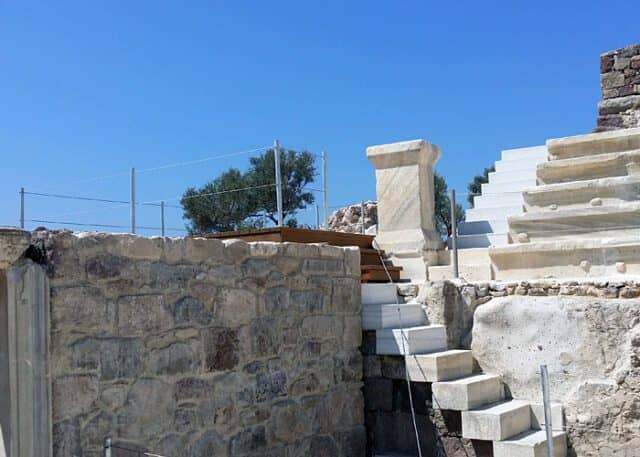 οι κλίμακες που οδηγούσαν στο λογείον πηγή: isaakidis.gr
