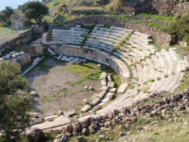 αρχαίο θέατρο Μήλου πηγή: iefimerida.gr