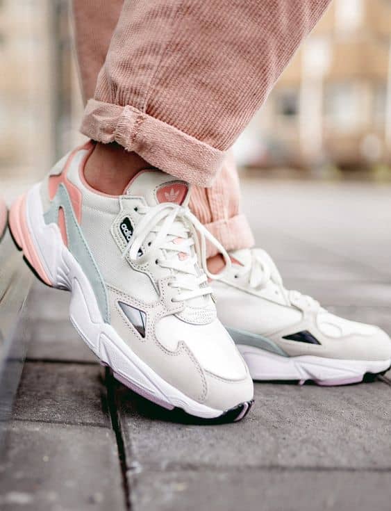 λευκά sneakers