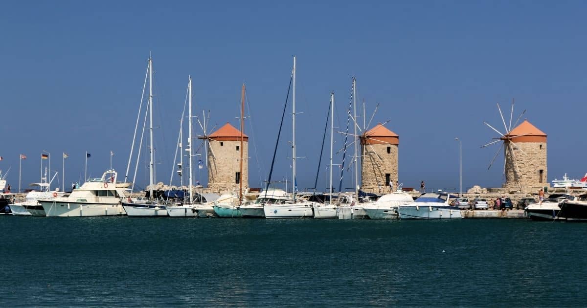 Λιμάνι της Ρόδου με ανεμόμυλους και ιστιοπλοϊκά