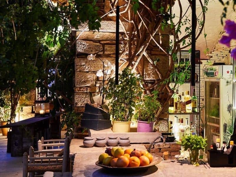 10 εστιατόρια στη Σύρο που σε προ(σ)καλούν να τα δοκιμάσεις τώρα - ΜΑΖΙ