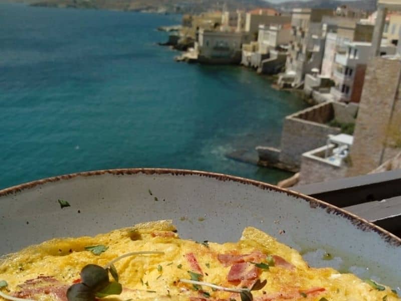 10 εστιατόρια στη Σύρο που σε προ(σ)καλούν να τα δοκιμάσεις τώρα! - Στα βαπόρια