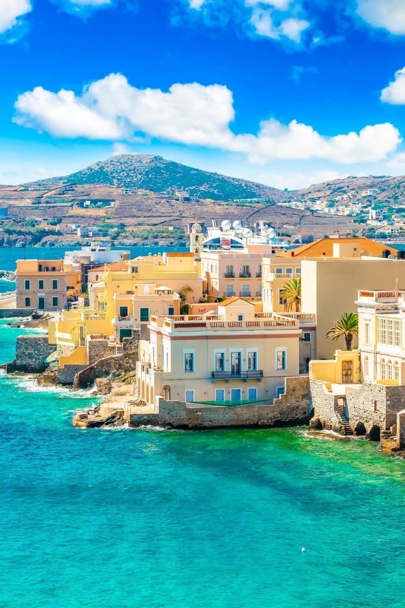 10 εστιατόρια στη Σύρο που σε προ(σ)καλούν να τα δοκιμάσεις τώρα!Σύρος λιμάνι με γαλαζοπράσινα νερά