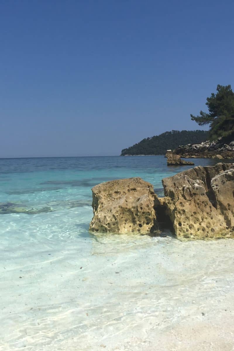 εστιατόρια στη Θάσο - παραλία με γαλανά νερά
