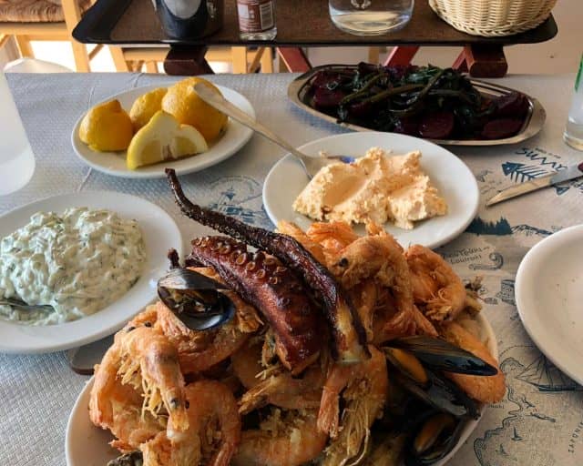 Εστιατόρια στο Λουτράκι - Ουζερί Γιάννης