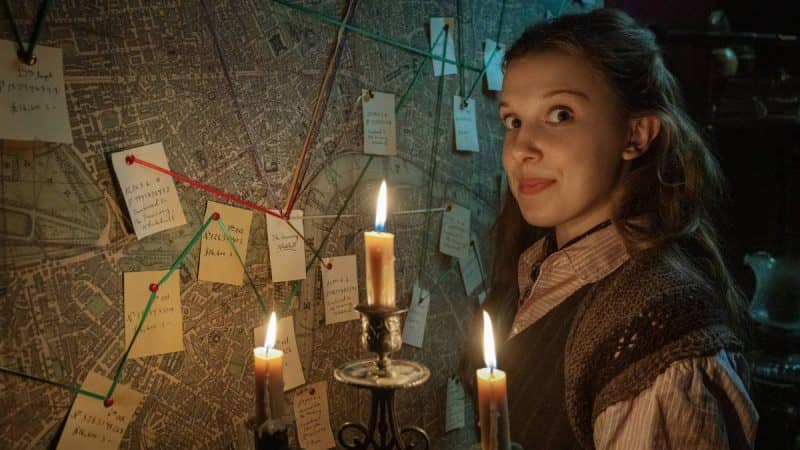 Μετά την άκρως επιτυχημένη 4η σεζόν του Stranger Things, η Millie B. Brown επιστρέφει στο Netflix με το “Enola Holmes 2”. Και μας ταξιδεύει στο Βικτωριανό Λονδίνο. Όπου ως Enola Holmes θα έρθει αντιμέτωπη με ένα μυστήριο που θα δυσκολέψει ακόμα και … τον μεγάλο της αδερφό! 