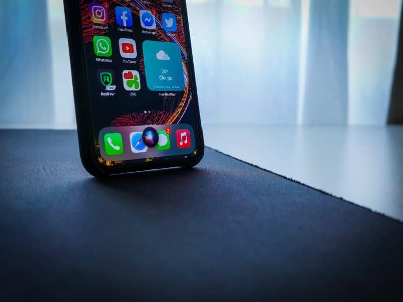Εάν διαθέτεις iphone θα ξέρεις ότι σου παρέχεται και η ιδιαίτερα ικανή φωνητική βοηθός Siri.