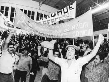 Στιγμιότυπο από διαδήλωση στις 25 του Απρίλη 1974 στη Λισαβόνα