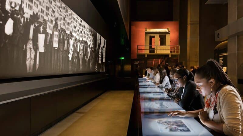 Το Smithsonian National Museum of African American History and Culture αποτελεί ένα σημαντικό παράδειγμα του ρόλου των μουσείων στην πολιτιστική διαχείριση και ανάπτυξη, ενώ έχει συμβάλει στην αύξηση της ευαισθητοποίησης και της συνείδησης για την ιστορία και τις εμπειρίες των Αφροαμερικανών στις Ηνωμένες Πολιτείες και πέραν αυτών.