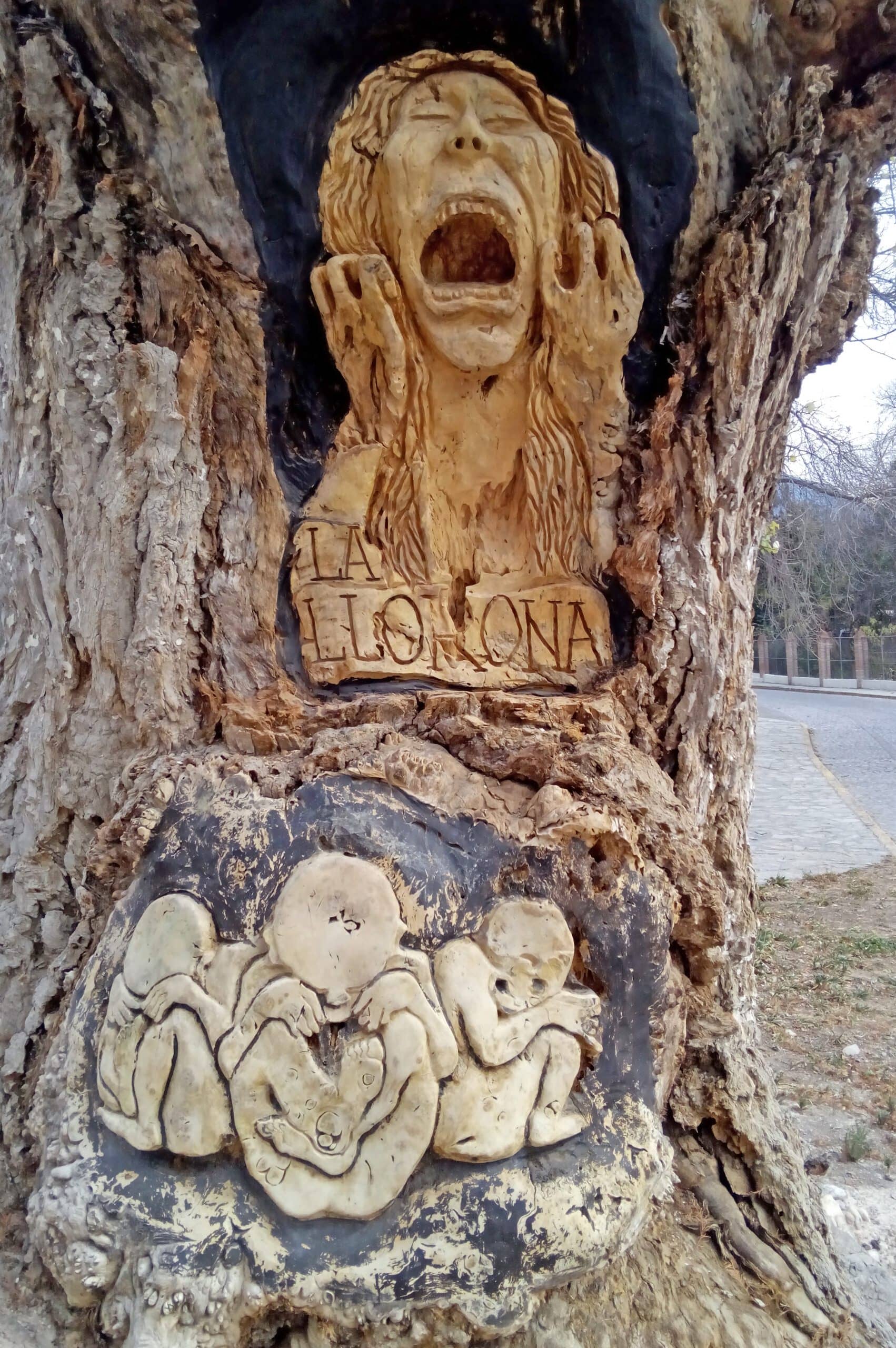 Σκαλιστή μορφή της La Llorona σε δέντρο της πόλης Arteaga στο Μεξικό.