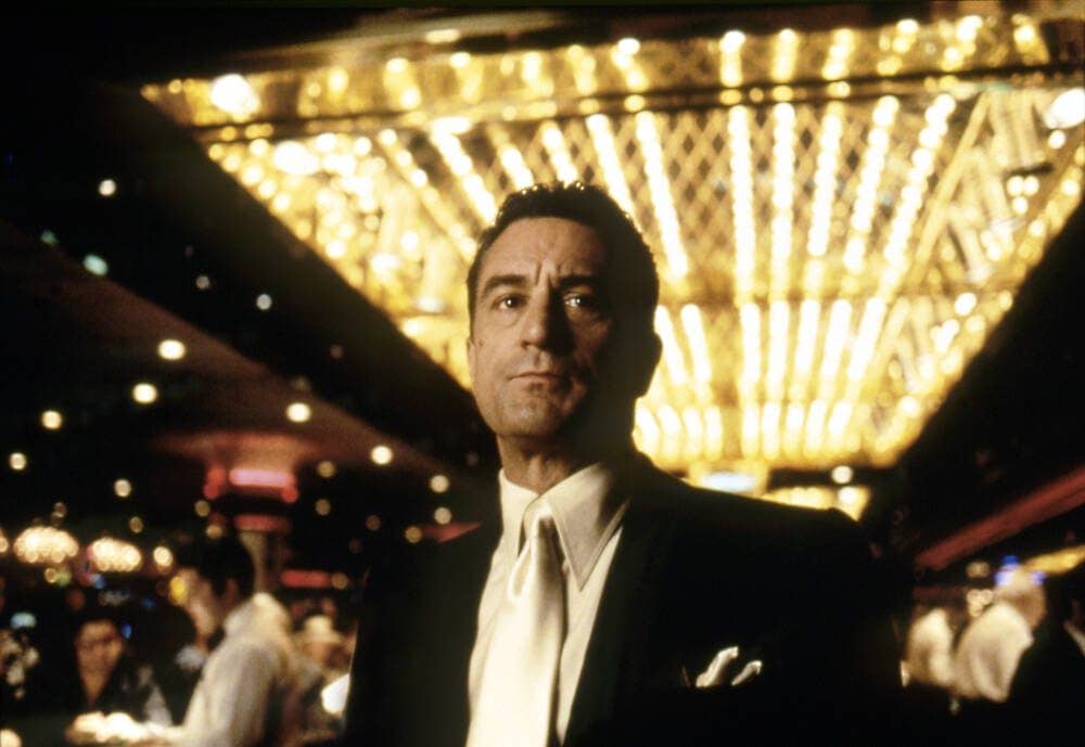 Πηγή: https://www.artphotolimited.com/us-en/fine-art-photography/movie/actor/american-actors/robert-de-niro/photo/bridgeman-images/robert-de-niro-in-the-movie-casino