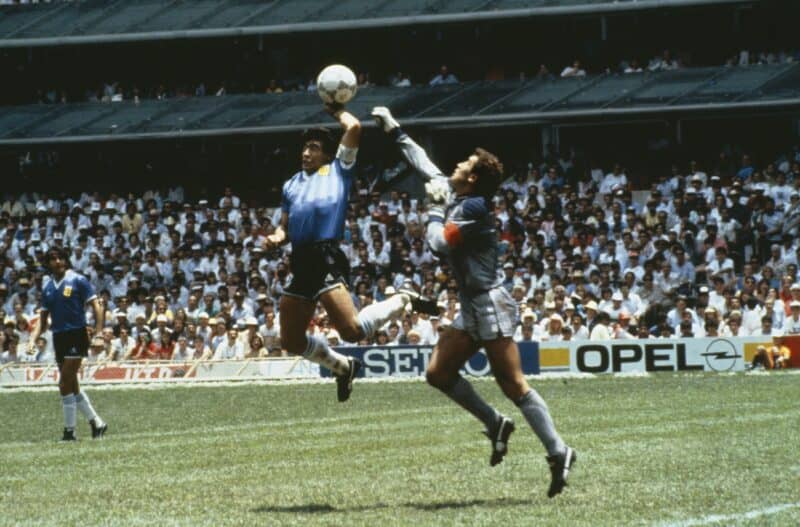 Πηγή: https://edition.cnn.com/2022/11/15/football/diego-maradona-hand-of-god-ball-auction-spt-intl/index.html