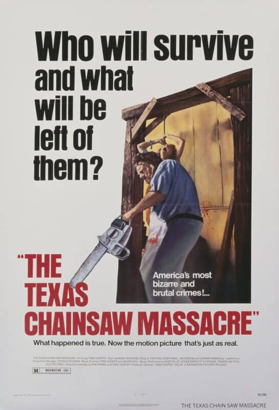 Με το συγκεκριμένο "κλέβουμε". Το "The Texas Chain Saw Massacre" έγινε με το πέρασμα των χρόνων ένα πασίγνωστο franchise. Ωστόσο, όλα ξεκίνησαν με μόλις 140χιλ. δολλάρια, και το τρελό πάθος του Tobe Hooper. Μια εκπληκτική ταινία slasher, που παρά το χαμηλό της budget βάζει τα γυαλιά σε ταινίες πολύ πιο σύγχρονες και με μεγαλύτερο μπάτζετ. Όσο για την πλοκή, νομίζω πως ο τίτλος είναι αρκετά επεξηγηματικός. Μια παρέα 5 εφήβων κάνει road trip στο Texas. Όταν θα μείνουν από βενζίνη θα ψάξουν για βοήθεια. Ωστόσο οι ντόπιοι δεν έχουν τόσο φιλικές διαθέσεις. Αντιθέτως έχουν ένα ... αλυσοπρίονο! (μεταξύ άλλων εργαλείων φόνου).