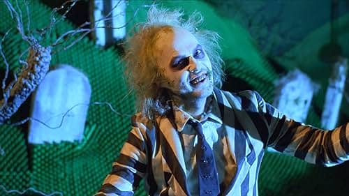 Δεν γινόταν να μην βάλουμε λίγο Tim Burton σε αυτή την λίστα. Και συγκεκριμένα επιλέξαμε το πολυαγαπημένο Beetlejuice! Η Barbara και ο Adam Maitland έχουν ένα αυτοκινητιστικό ατύχημα. Όταν επιστρέφουν στο σπίτι τους και βρίσκουν ένα βιβλίο με οδηγίες για τους πρόσφατα αποθανόντες (Handbook for the Recently Deceased), καταλαβαίνουν ότι έχουν γίνει φαντάσματα. Προσπαθούν να περάσουν στην μεταθάνατον ζωή, αλλά λόγω γραφειοκρατίας θα χρειαστεί να περιμένουν 125 χρονάκια στην Γη! Εντωμεταξύ το σπίτι τους έχει πωληθεί σε μία νέα οικογένεια, τους Deetzes. Και έτσι το ζεύγος Maitland αποφασίζει να τους στοιχειώσει με σκοπό να τους διώξει από το σπίτι. Όταν δεν θα τα καταφέρουν θα καλέσουν τον Beetlejuice για βοήθεια. Ωστόσο αυτός δεν θα είναι και τόσο ... συνεργάσιμος.