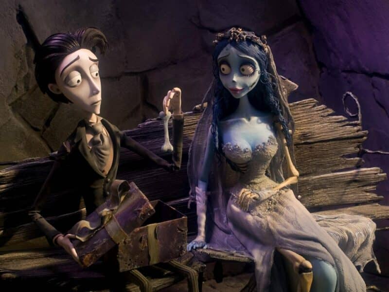 Και θα κλείσουμε με Tim Burton (για το γούρι). Με τους πολυαγαπημένους Johnny Depp και Helene Bonham Carter να χαρίζουν την φωνή τους στους δύο πρωταγωνιστές. Ο Victor Van Dort και η Victoria Everglot είναι κανονισμένο να παντρευτούν. Βάση ενός σχεδίου που θα βοηθήσει στην ταυτόχρονη ανέλιξη των δύο οικογενειών. Παρόλα αυτά, οι δύο νέοι θα ερωτευθούν πραγματικά και όλα μοιάζουν ευτυχισμένα και win-win. Ωστόσο το άγχος του Victor την ημέρα του γάμου θα τα καταστρέψει όλα και ντροπιασμένος θα το σκάσει στο δάσος. Όπου θα ξεκινήσει να προβάρει τους όρκους του. Δυστυχώς αυτό που πέρασε για κλαδί ήταν το δάκτυλό της Emily. Μιας ζωντανής νεκρής που τον σέρνει μαζί της στον Κόσμο των Νεκρών. Θα μπορέσει άραγε ποτέ ο Victor να ξαναδεί την γυναίκα που αγαπάει ή είναι καταδικασμένος να ζήσει για πάντα ανάμεσα στους νεκρούς;
