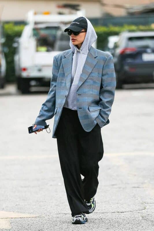 smart casual στυλ με φούτερ και blazer 