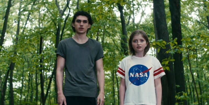 Στην αρχή του Leave the World Behind η Amanda (J. Roberts) και ο Archie (C. Evans) δίνουν διαγωνισμό για το ποιος είναι ο πιο αντιπαθής. Αλλά πολύ σύντομα ο Archie "τρυπάει το ταβάνι" και φτάνει νέα επίπεδα αντιπαθητικότητας, κερδίζοντας επάξια μια θέση στο σχετικό top-10 με τους πιο αντιπαθητικούς Netflix πρωταγωνιστές.