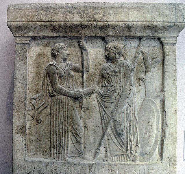 Αθηνά και Ήρα επιβεβαιώνουν την συμμαχία τους με μια εγκάρδια χειραψία. Ανάγλυφο ψηφίσματος Σαμίων, 405-402 π.Χ., Moυσείο Ακρόπολης