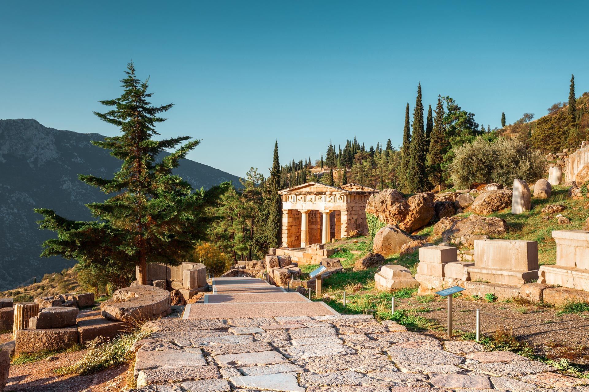 [Κοντινοί προορισμοί Αρχαιολογικός χώρος Δελφών]