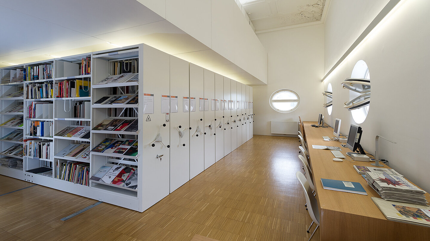 [Γκρατς Bibliothek Neuen Galerie Graz]