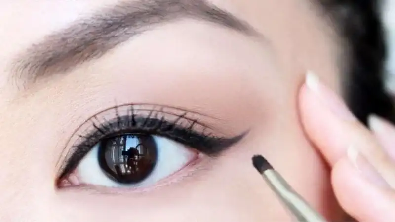 4 BHMATA  ΓΙΑ ΝΑ ΠΕΤΥΧΕΤΕ ΣΩΣΤΑ ΤΗΝ ΤΟΠΟΘΕΤΗΣΗ ΤΟΥ EYELINER