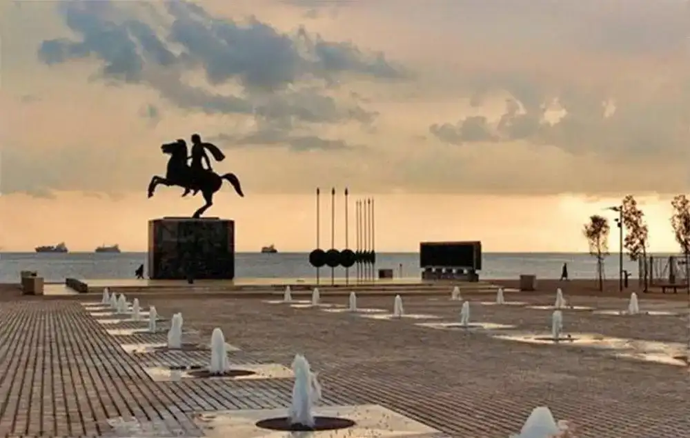 αναζητώντας μια Μακεδονία, έναν καναπέ, μια κανονικότητα