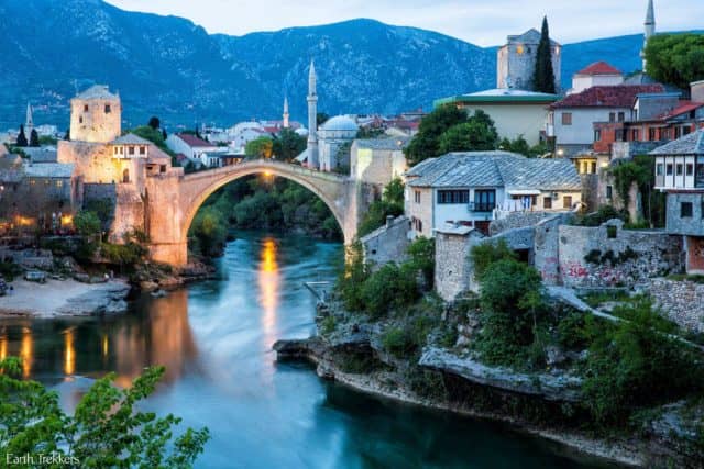 ένα από τα πιο ονειρικά ανοιξιάτικα road trips στην Ευρώπη : γέφυρα Μοστάρ