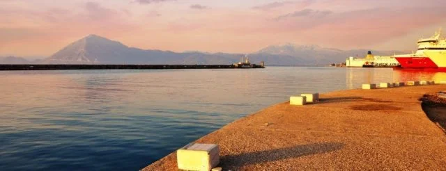 λιμάνι, καφέ στο χέρι