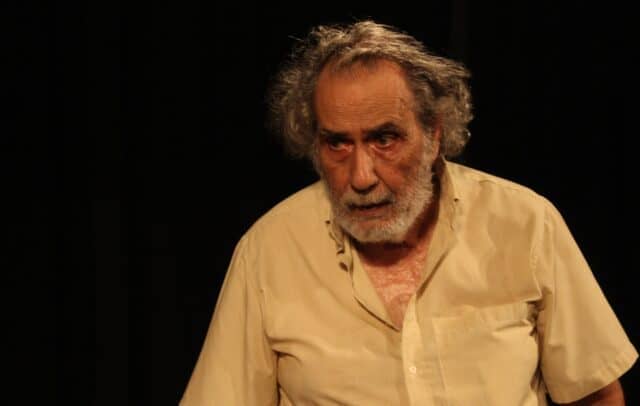 Ένας άντρας ηθοποιός σε πρόβα που ποζάρει για το δελτίο τύπου της παράστασης Καραϊσκάκης: Ὁ παρεξηγημένος ἥρωας. Ο ηθοποιός αυτός είναι ο πρωταγωνιστής. 