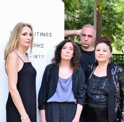 Τέσσερις ηθοποιοί της παράστασης ποζάρουν για το δελτίο τύπου σε ένα άγαλμα εξωτερικού τοπίου. «Όταν ο Ρήγας συνάντησε τον Μότσαρτ» του Γιάννη Σολδάτου