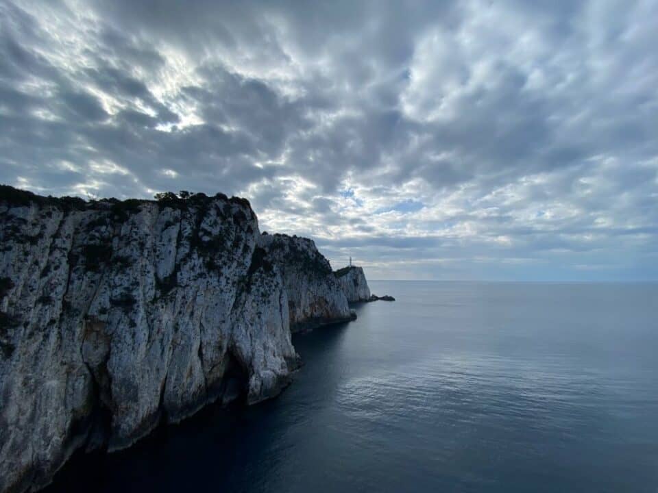 Τα κοφτερά βράχια του ακρωτηρίου.