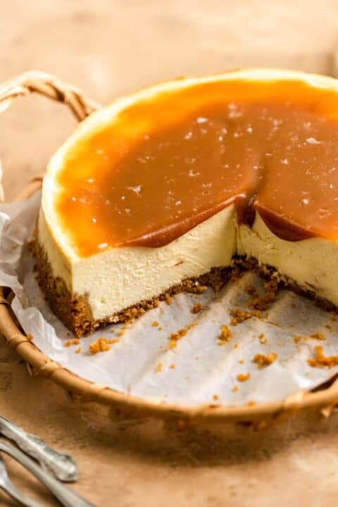 cheesecakeμε σάλτσα αλατισμένης καραμέλας