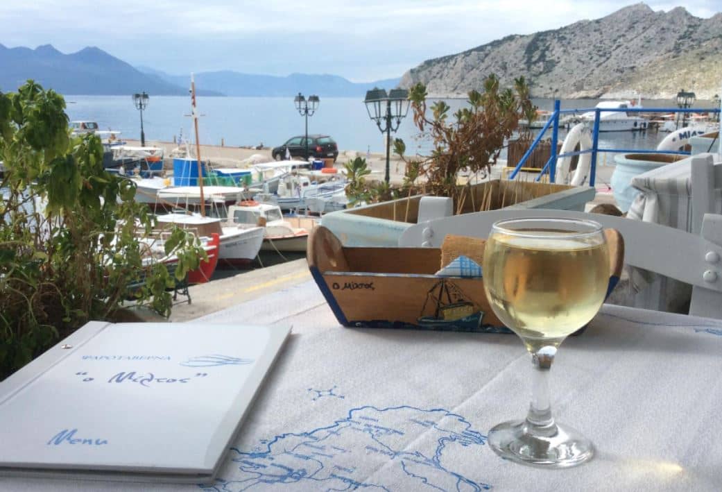 Η ψαροταβέρνα ο μίλτος δίκαια συγκαταλέγεται στα καλύτερα εστιατόρια στην Αίγινα