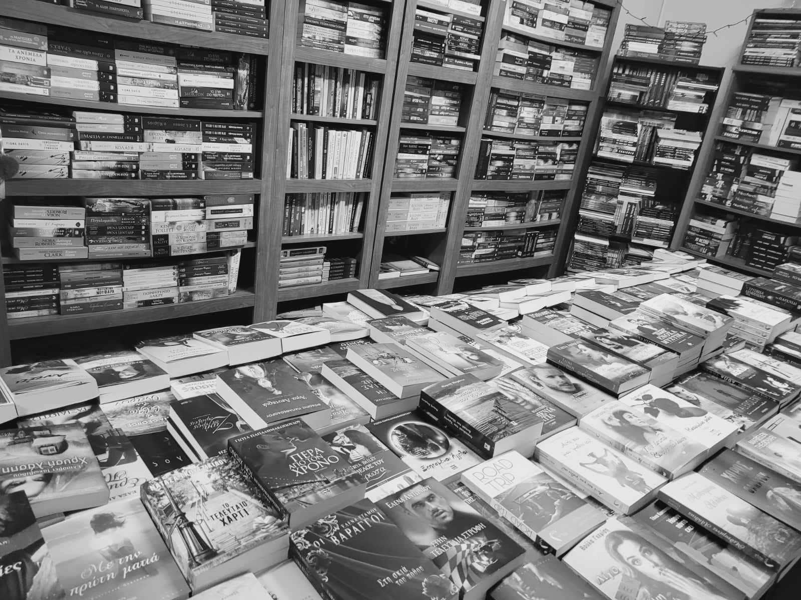 Δέσποινα Σουρκούνη: «Μπήκα μέσα στο βιβλιοπωλείο και ανέπνευσα εκείνο το άρωμα χαρτιού και μαγείας που, περιέργως, κανένας ποτέ δεν σκέφτηκε να εμφιαλώσει.»